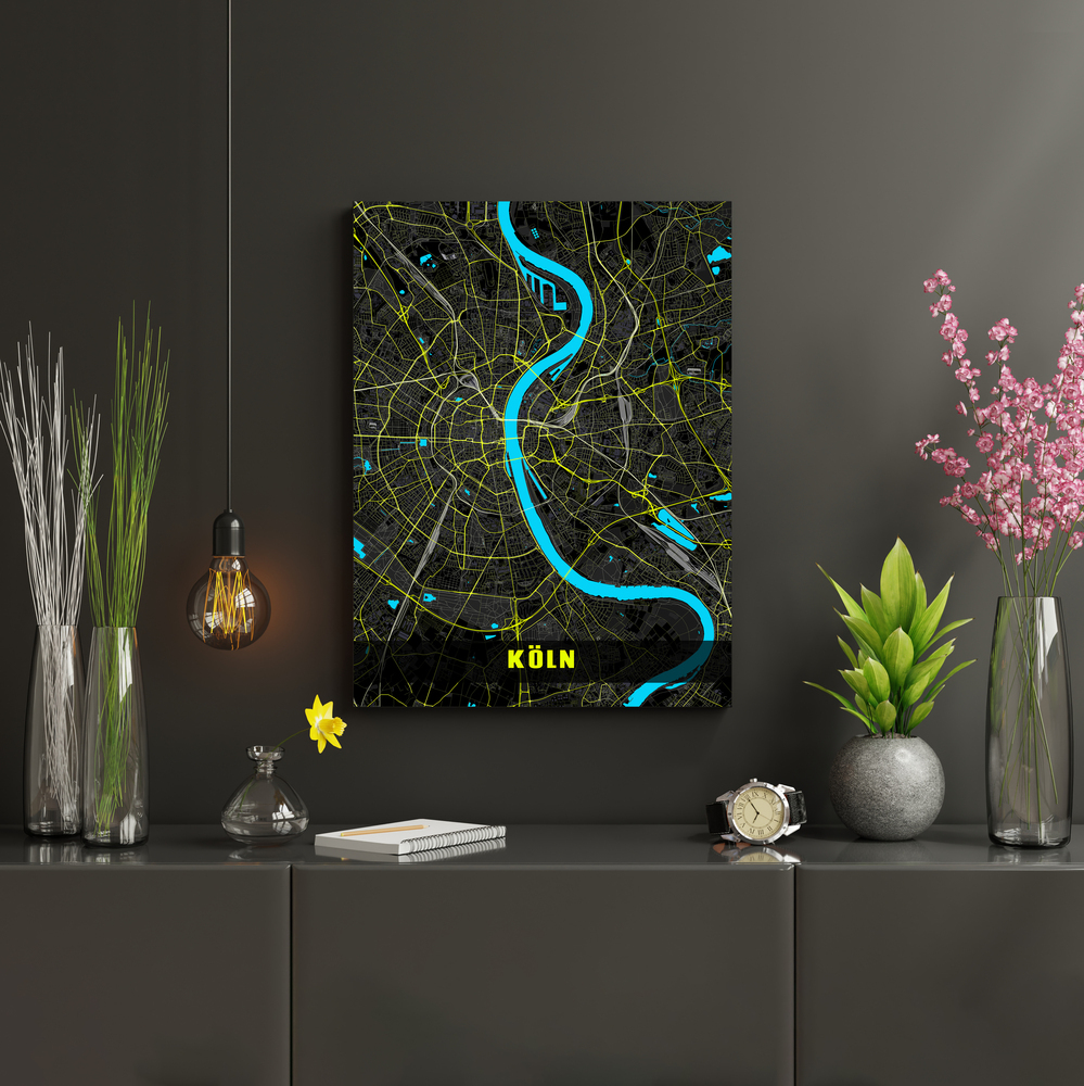 Köln-Stadtkarte im Neon-Nacht-Stil an dunkler Wand über einem Sideboard, zwischen Pflanzen und Hängelampe