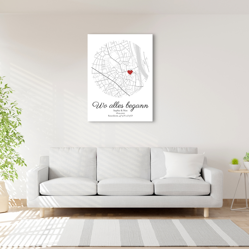 Stadtkarte in Kreisform mit Herz und persönlichen Daten über dem weißen Sofa als Geschenk zum Valentinstag