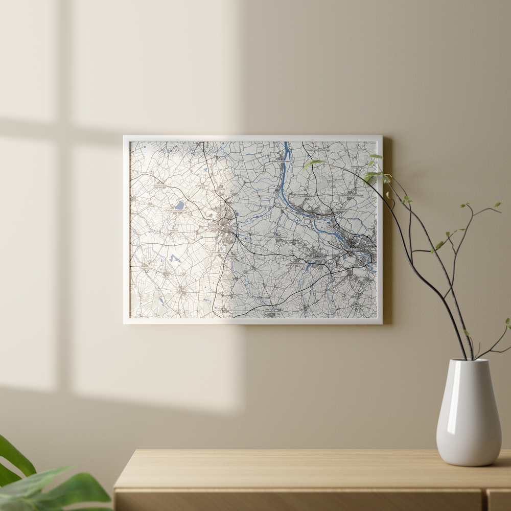 Gepersonaliseerde landkaart in witte lijst aan een beige muur, boven een houten dressoir met witte vaas