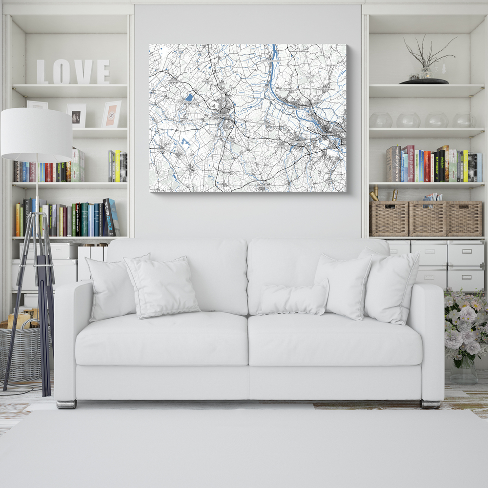 Landkaart zonder lijst met grijze wegen en blauwe rivieren boven een witte bank, tussen boekenkasten