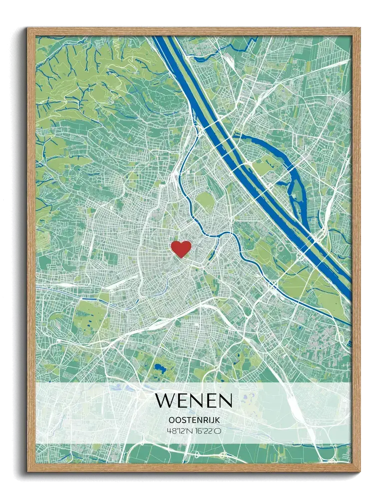 Stadskaartposter in groen en blauw met rood hartje en coördinaten op een lichte tekstbalk, in een naturel houten lijst