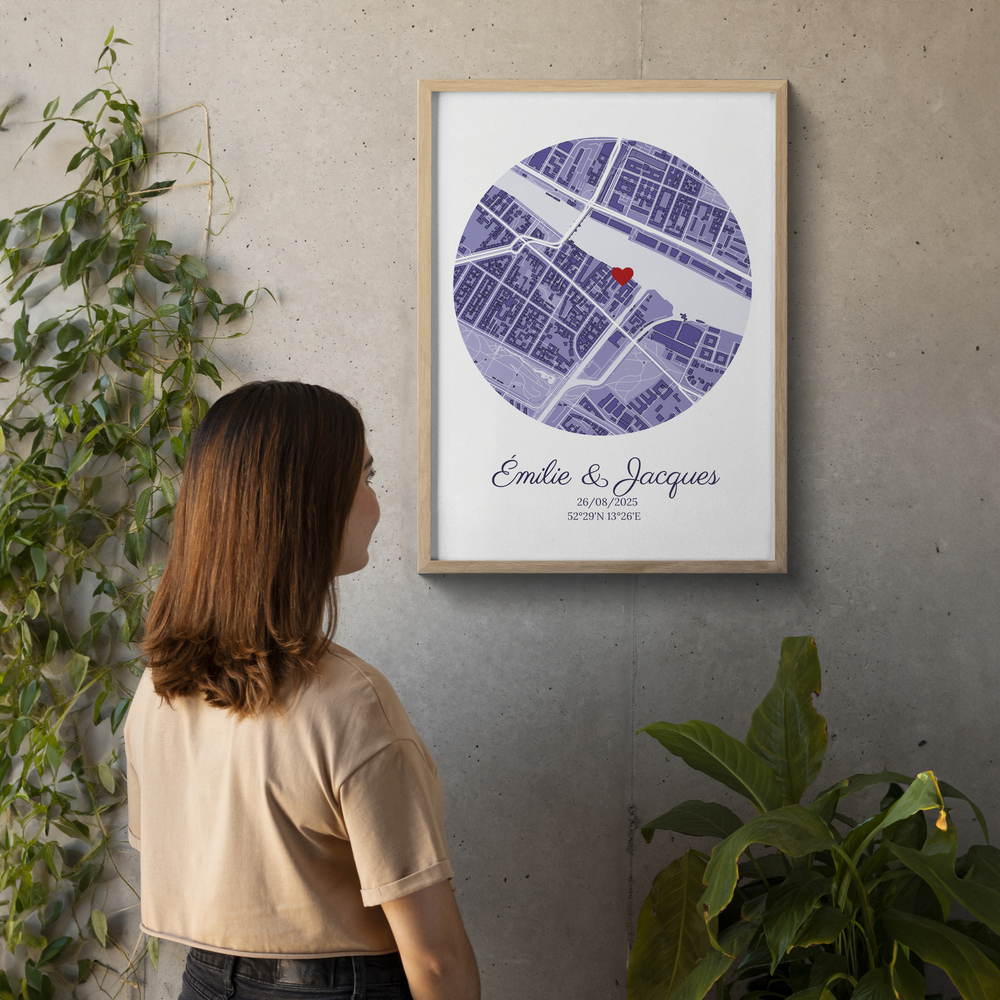 Souvenir de mariage à offrir : affiche du lieu de cérémonie avec cœur, dans un cadre en bois clair sur un mur béton