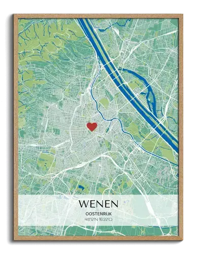 Stadskaartposter in groen en blauw met rood hartje en coördinaten op een lichte tekstbalk, in een naturel houten lijst